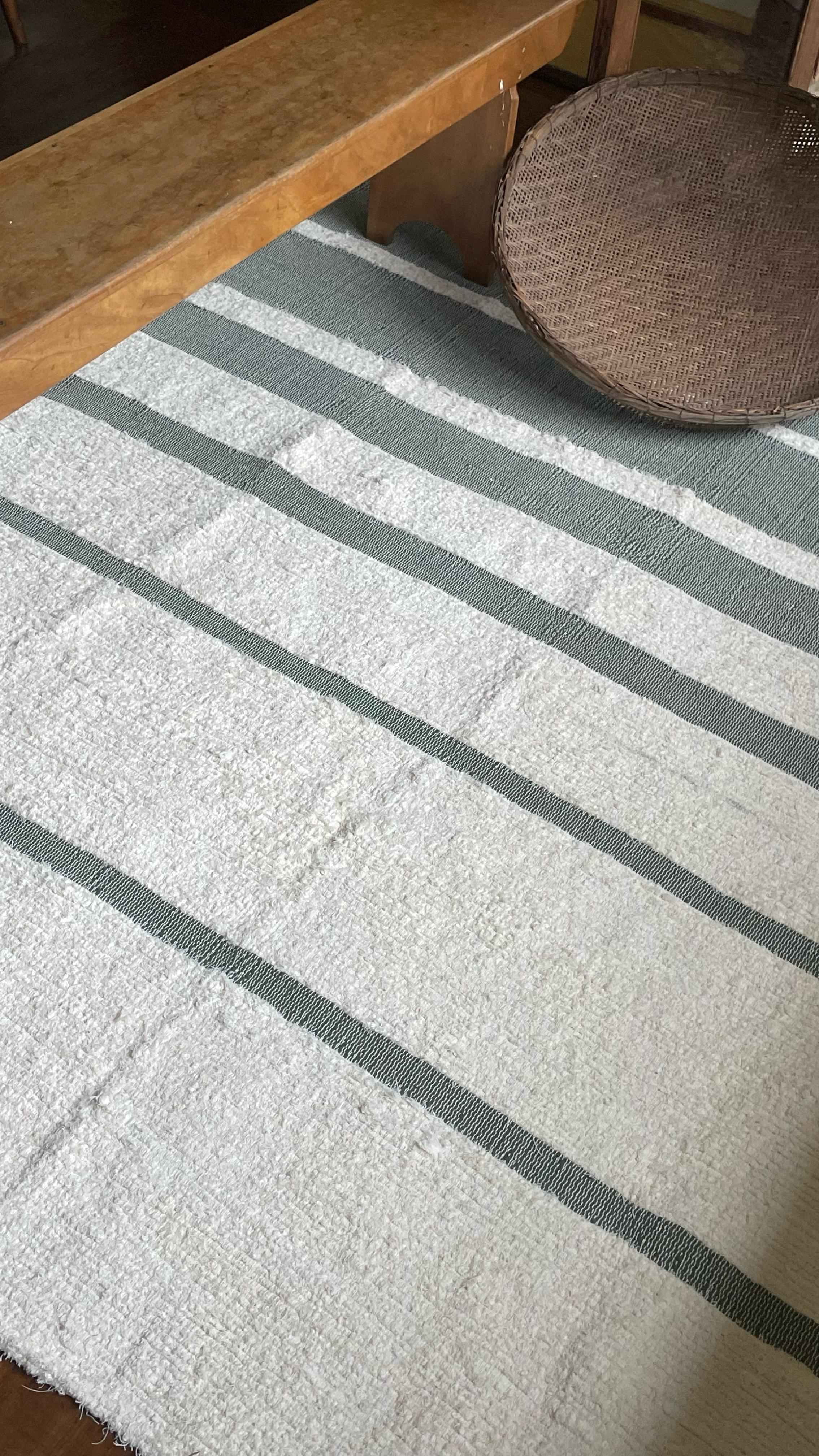 Tapete Leque Listrado 100% Algodão Cru com Listras Ritmadas em Oliva - Verte Tapetes